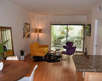 Downtown LA Dodger Stadium double queen suite - Los Angeles - Living room