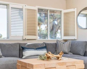 Marbella Lane - Charming Tranquil Hideaway - Yucca Valley - Living room