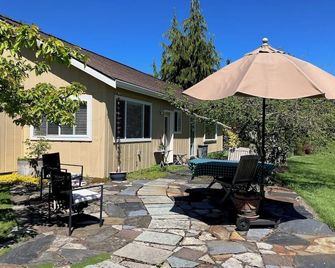 Chicken Coop Guest House Near Olympic National Park Sequim Pet friendly One bdrm - Sequim - Patio