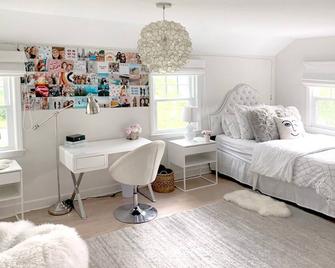 Walk-To-Town Cozy Colonial with Fireplace! - Westport - Bedroom