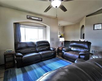 Beautiful home with large yard and hot tub. Great for families! - Box Elder - Living room