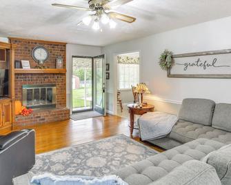 Large Yard and Basketball Hoop Murfreesboro Home! - Murfreesboro - Living room