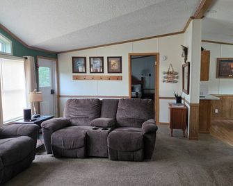 Quiet 3bed 2bath house. Large parking area. Great location. quiet neighborhood - Bemidji - Sala de estar