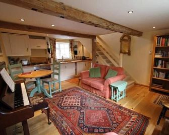 Cosy Carpenters Cottage Holt. Quiet & Secluded, parking, piano. NT properties - Holt - Sala de estar