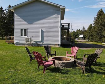 Chalet de Grande-Digue: A Peaceful Coastal Escape - Grande-Digue - Patio