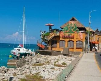 Vacation Getaway in Mango Walk Country Club - Bahía Montego