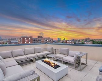 Lavish 1 bed Apt + Rooftop & Gym - Downtown Stamford - Stamford - Balcony