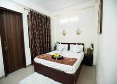 Lovely 1 Bedroom serviced Apartment with covered parking - New Delhi - Bedroom