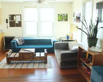Farmhouse and Forest Sanctuary at Lily Springs Farm - Osceola - Living room