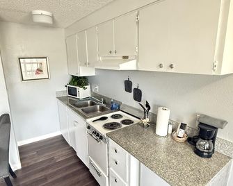 Naval Suites by FairBridge - Bremerton - Kjøkken