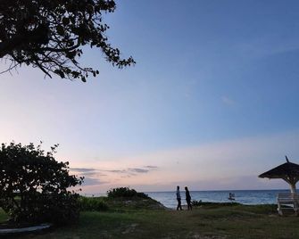 Beachside calm, Footsteps to the sand and sea - Duncans - Vista del exterior