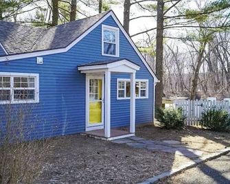 Charming riverfront cottage on beautiful cove! - South Hadley - Edificio