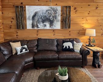 Bear Cabin at The Natural State Cabins - Hot Springs - Living room