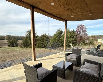 Secluded Mountain Container - Hot Tub & King Bed - Hatfield - Patio