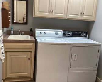 Charming 1-bedroom apartment with WiFi and garage in pleasant Strasburg - Strasburg - Lavanderia