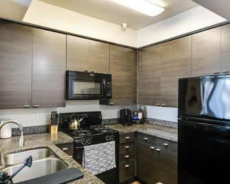 Sunnyside Up! Gorgeous Pool View with Balcony - Marina del Rey - Kitchen
