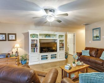 Route 66 Gem! Charming Litchfield Home w/ Yard - Litchfield - Wohnzimmer