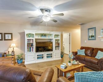 Route 66 Gem! Charming Litchfield Home w/ Yard - Litchfield - Huiskamer