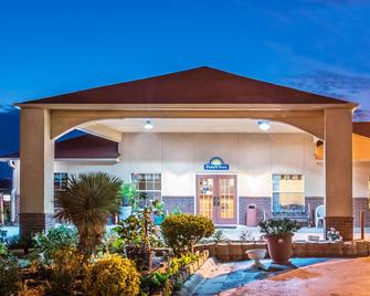 Days Inn by Wyndham Gainesville - Gainesville - Building