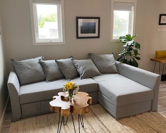 Newly Renovated Apartment In The Heart Of Edgartown On The Bike Path! - Edgartown - Living room