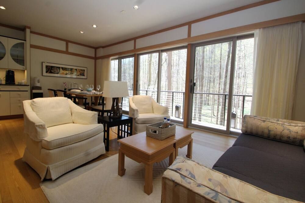 Satori Cottage---uber private, stream side, meditative 2 BR, 2 BA getaway!