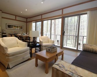 Satori Cottage---uber private, stream side, meditative 2 BR, 2 BA getaway! - Latrobe - Living room