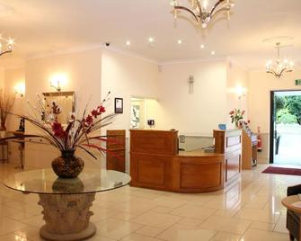 Exeter Court Hotel - Exeter - Front desk