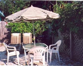 Almost Beach Apartment Just Steps From The Beach -Openings Now! - Bradenton Beach - Innenhof