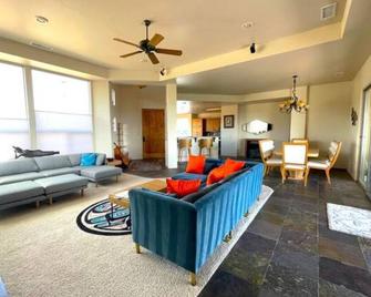 The Sky House Amid The Vineyards near Sedona - Cornville - Living room