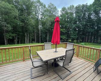 Lovely 2-bedroom house private 2ac setting. Hiking, swimming, kayaking, skiing. - Rowe - Patio