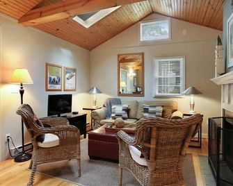 (2026 Open!) Adorable Union Pier Cottage Close To Beach And Downtown! - Union Pier - Living room