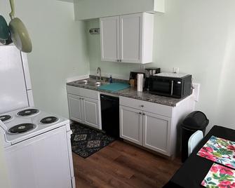 Boat House Ground Floor #2 - 1 Br Waterfront, Wifi 1 Bedroom Apts by RedAwning - Norfolk - Kitchen