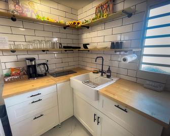 Cozy 4 Guest Apt with Air Conditioning, Free Parking & Wi-Fi - Carolina - Kitchen