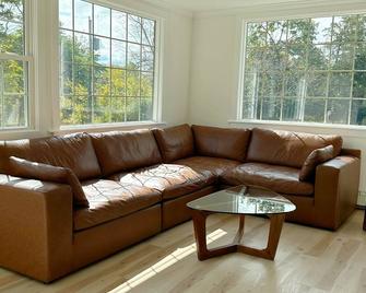 Luxury 3-bedroom fully renovated house in Goshen with brand new furniture. - Goshen - Living room