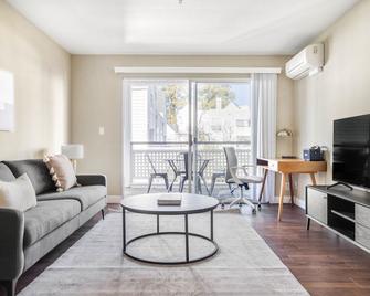 Gorgeous Downtown Mountain View 2BR w/ Gym, Pool & Patio, by Blueground - Mountain View - Living room