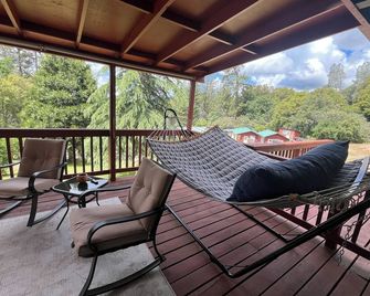 Bigfoot Bungalow A charming 2-bedroom cabin with AC, WiFi in peaceful Oakhurst - Oakhurst - Balcony
