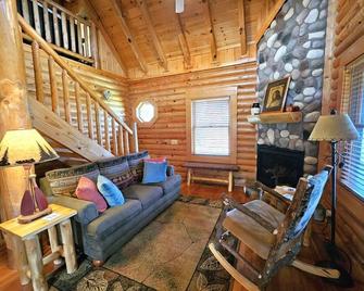 Log Cabin On Lake Huron Centered Between Mackinaw City And Cheboygan - Mackinaw City - Living room
