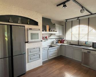 The Swedish Villa with heated interior pool - Perpignan - Küche