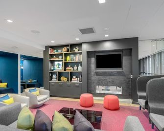 Comfy Kendall Square Studio w/ Gym, walk to MIT by Blueground - Cambridge - Oleskelutila