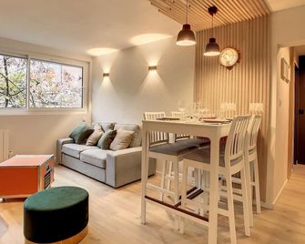 Appartement Ancely tout neuf déco aéro - parking gratuit - Proche Blagnac - Toulouse - Salle à manger