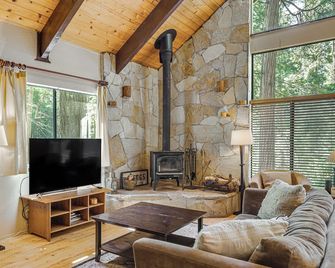 Cabin w/ Deck & Fire Pit in Blue Lake Springs! - Arnold - Sala de estar