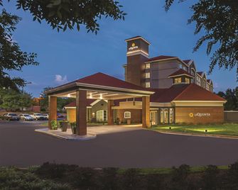 La Quinta Inn & Suites by Wyndham Atlanta Alpharetta - Alpharetta - Rakennus