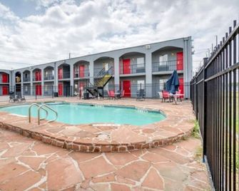 OYO Hotel San Antonio Lackland Air Force Base West - San Antonio - Piscina