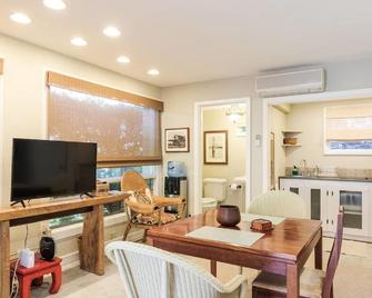 Loft In Kailua - Spacious with Parking, Internet and minutes to Kailua Beach! - Kailua - Dining room