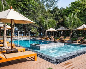 إن تاتش ريزورت - كو تاو - حوض السباحة