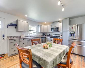 Pet-Friendly Home 29 Mi to Olympic National Park! - Shelton - Kitchen