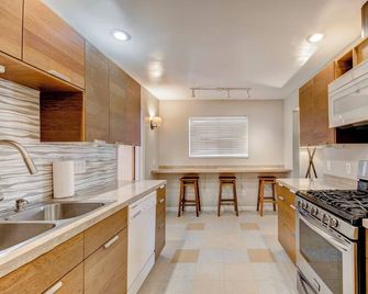Cozy 2bd 1ba near Nob Hill Garage & AC - 앨버커키 - 주방