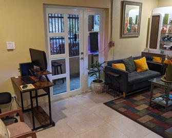 Midtown Guest House - Saint Thomas Island - Living room