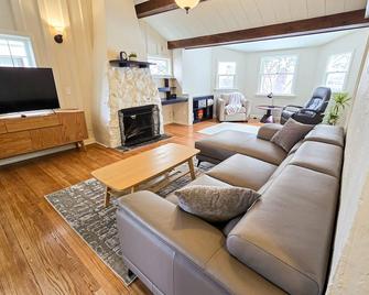 Beautiful home with fireplace, washer/dryer, WiFi, & nearby activities - Ανκορέιτζ - Σαλόνι