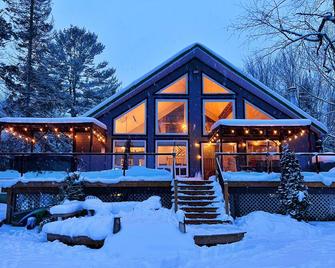 Beautiful Lakefront Cottage with Hot Tub - Washago - Building